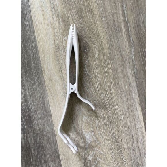 The Pampered Chef Coating Tray Tool White Tongs - Picture 1 of 4